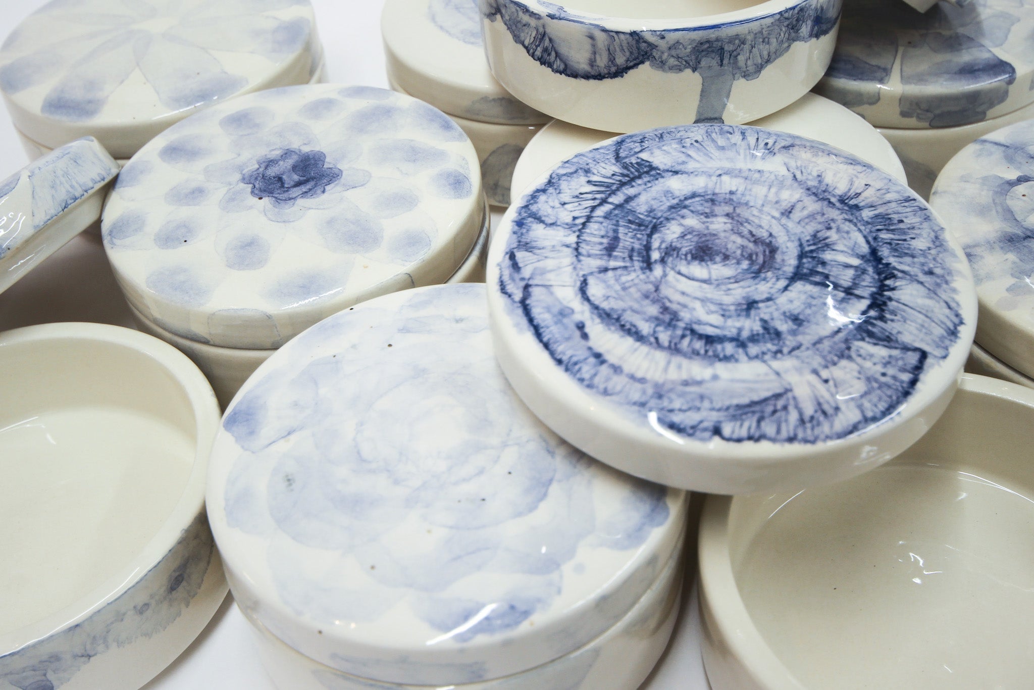 POSODA S POKROVOM modri cvet