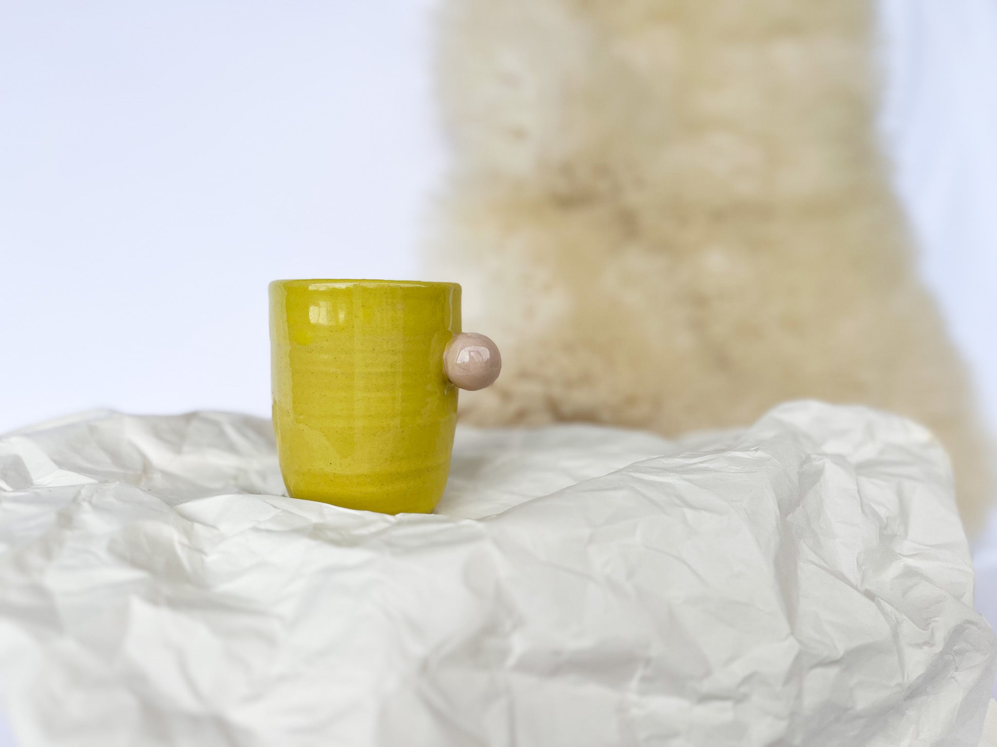 RUMENA skodelica z roza VELIKA