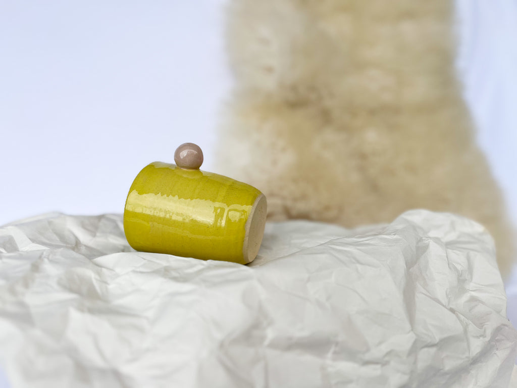 RUMENA skodelica z roza VELIKA