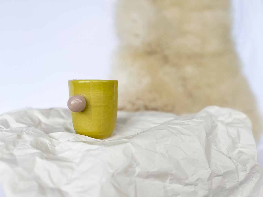 RUMENA skodelica z roza SREDNJA