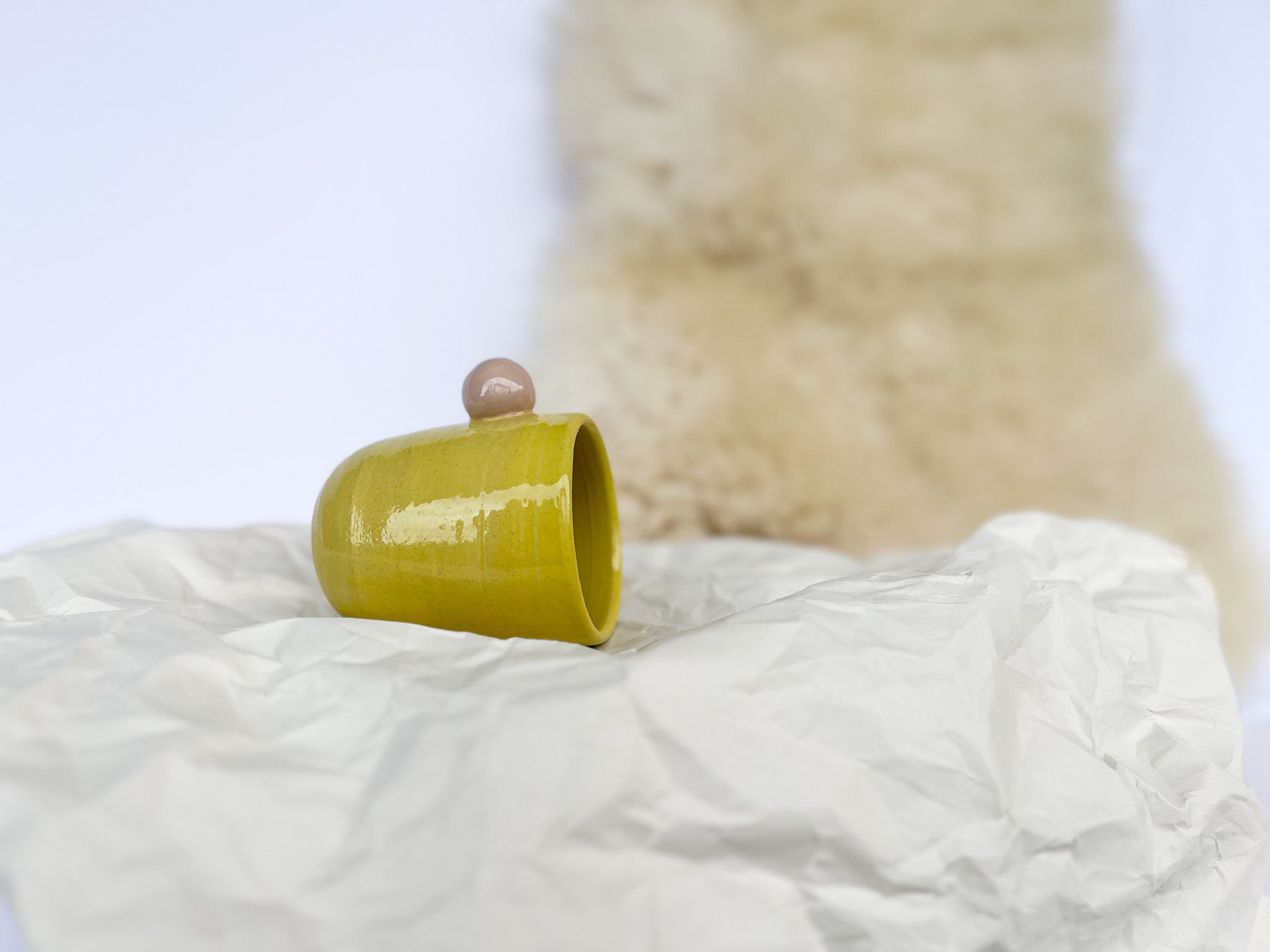 RUMENA skodelica z roza SREDNJA