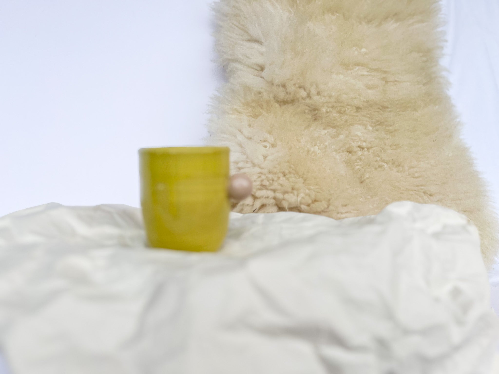 RUMENA skodelica z roza SREDNJA