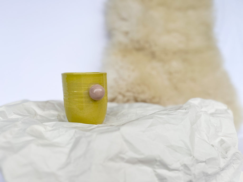 RUMENA skodelica z roza SREDNJA