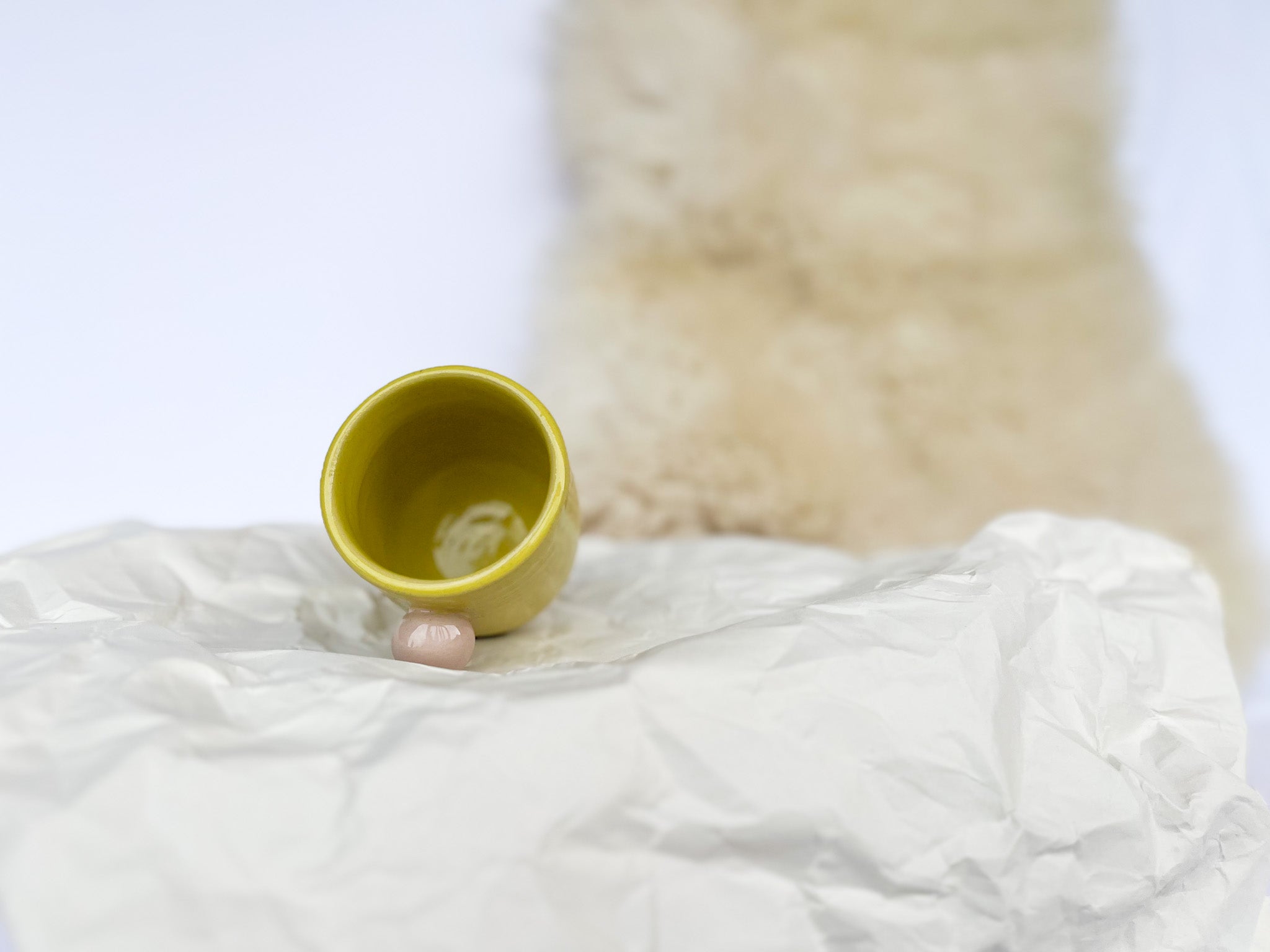 RUMENA skodelica z roza MINI