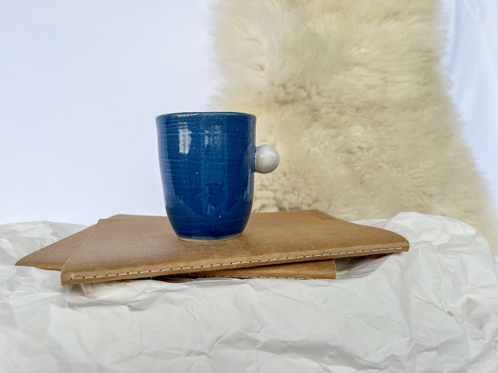 MODRA skodelica z belo VELIKA