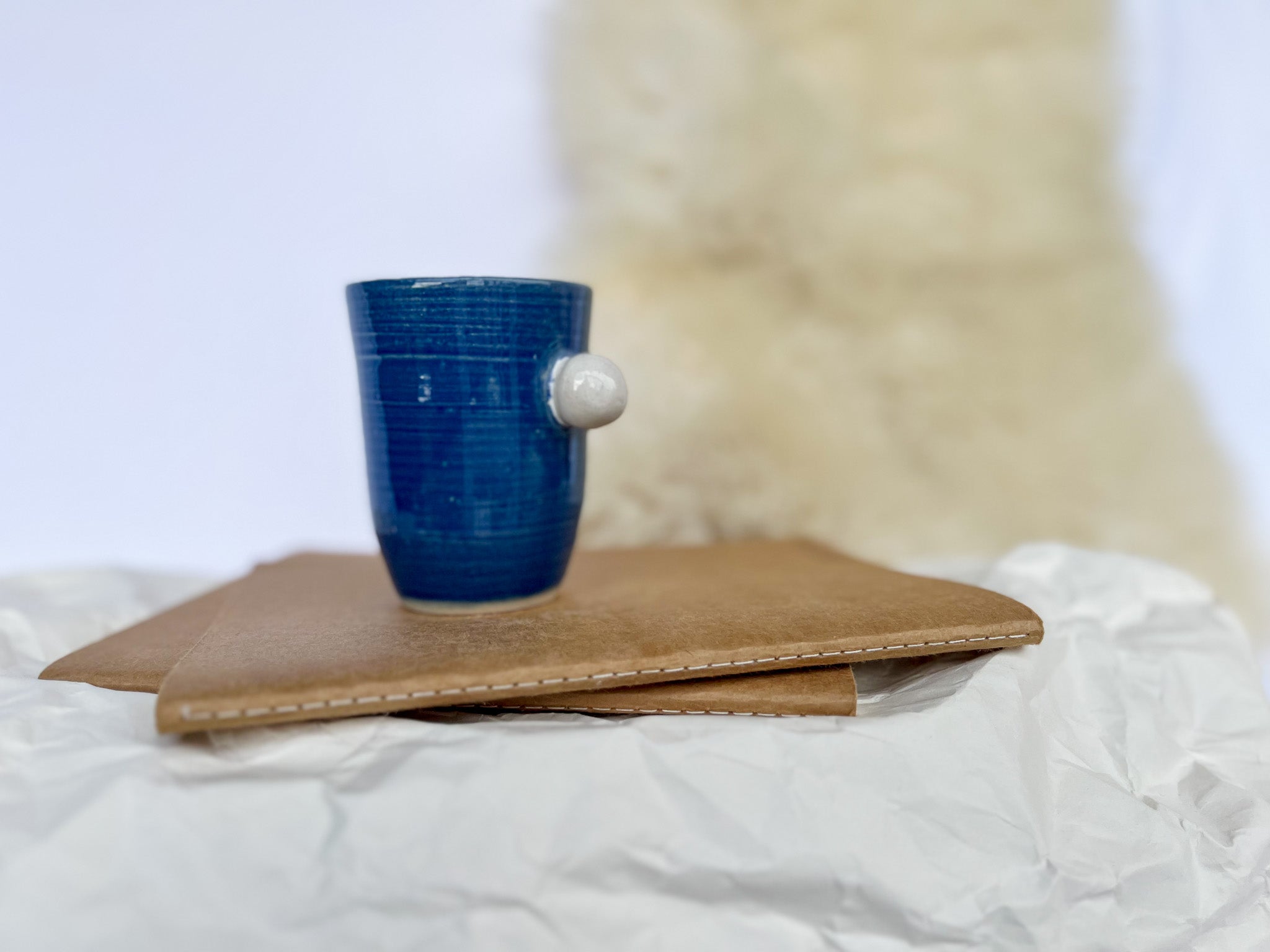 MODRA skodelica z belo VELIKA