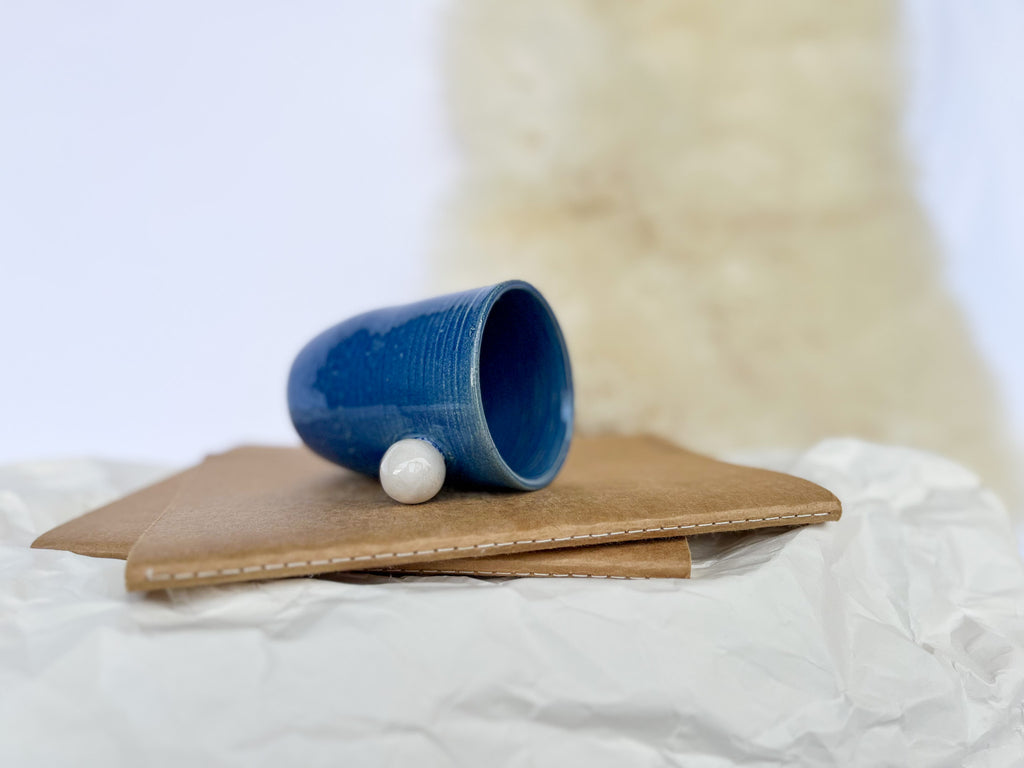 MODRA skodelica z belo VELIKA