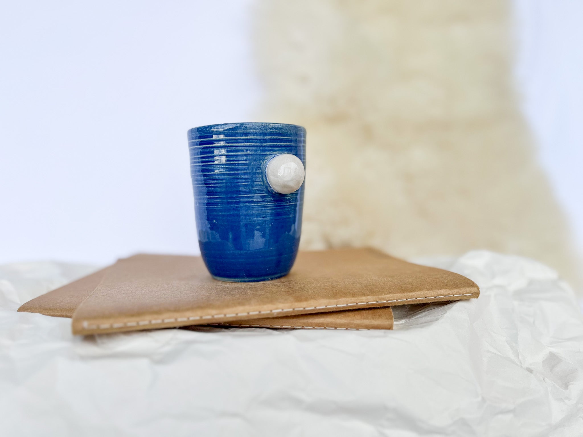 MODRA skodelica z belo VELIKA