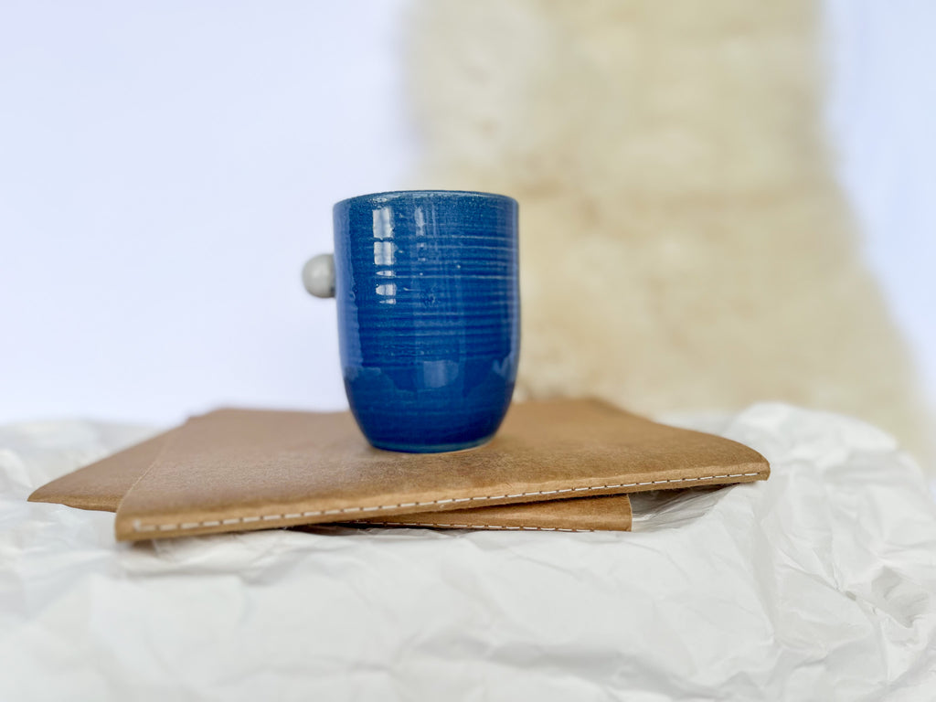 MODRA skodelica z belo VELIKA