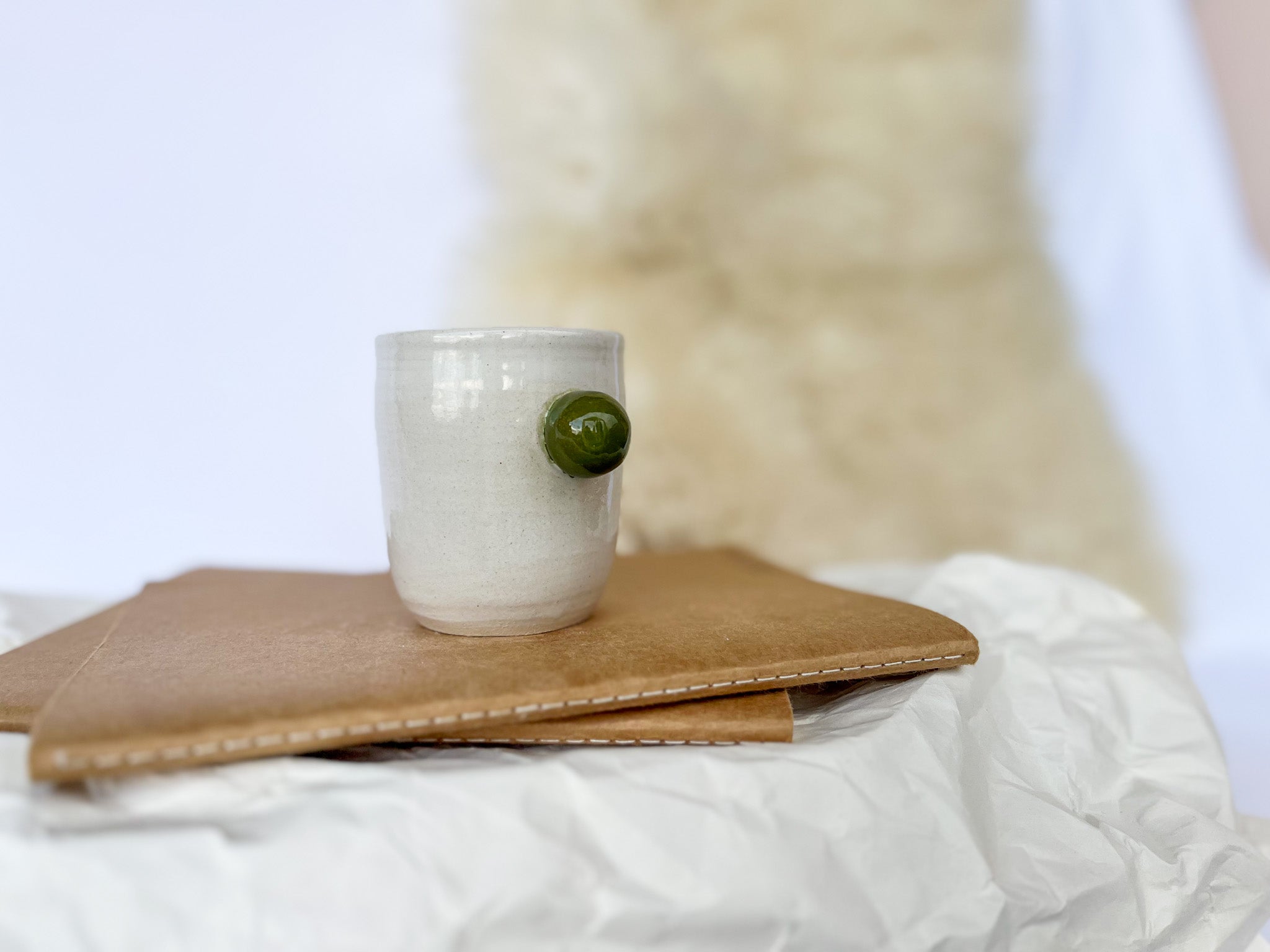 BELA skodelica z zeleno SREDNJA