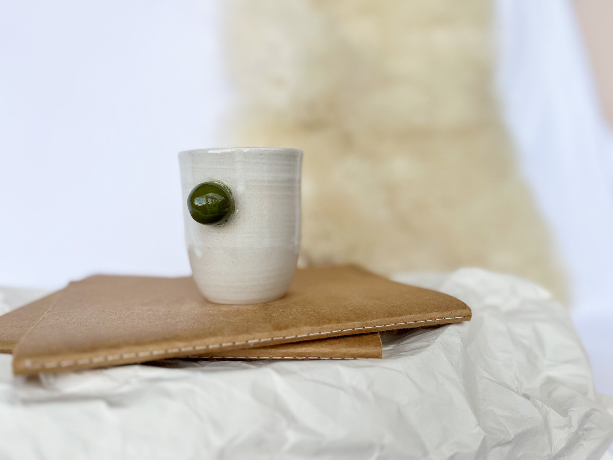 BELA skodelica z zeleno VELIKA