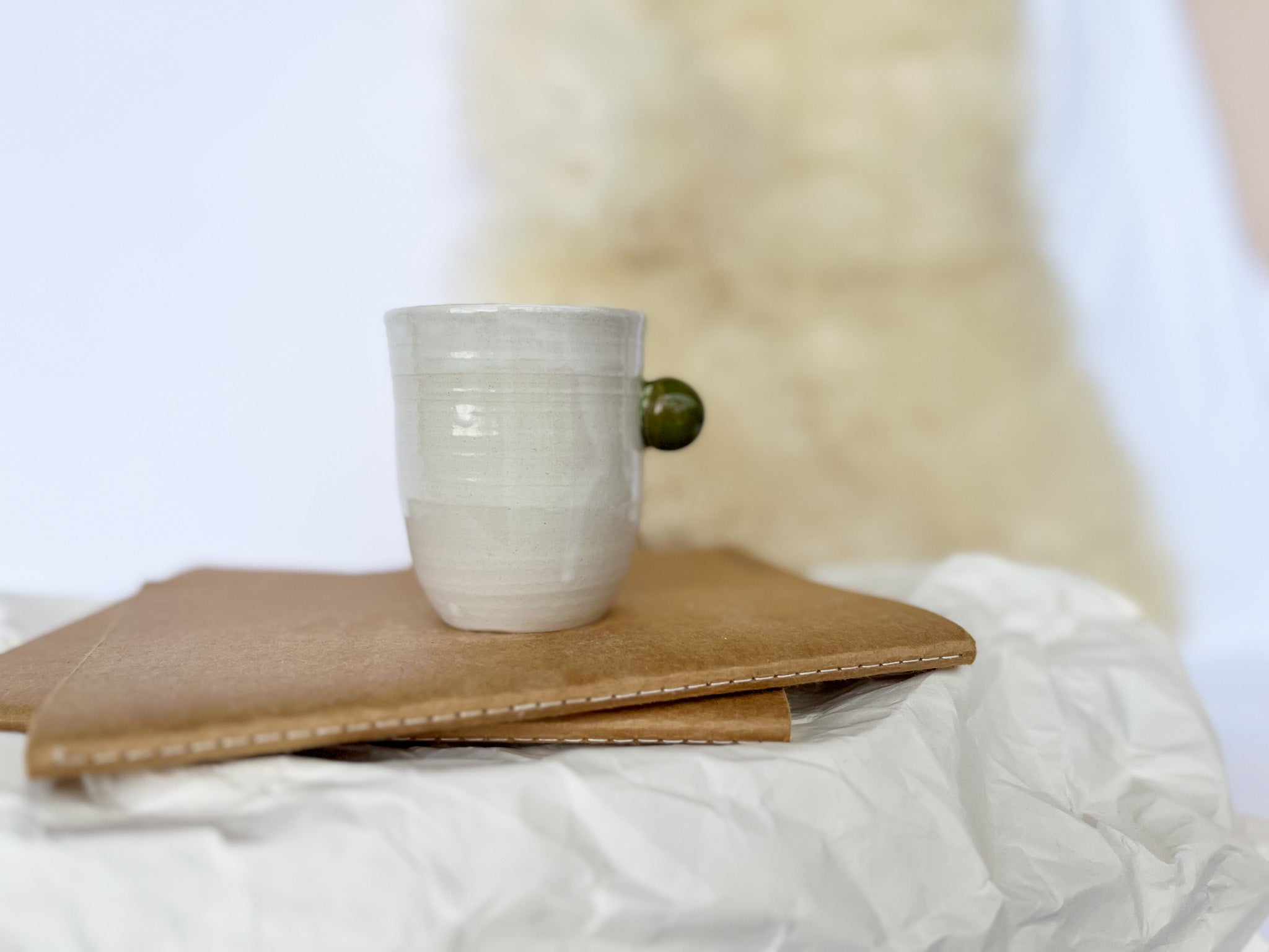 BELA skodelica z zeleno VELIKA