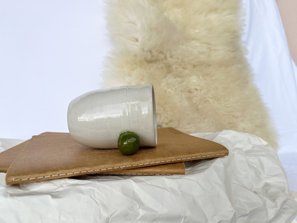 BELA skodelica z zeleno VELIKA