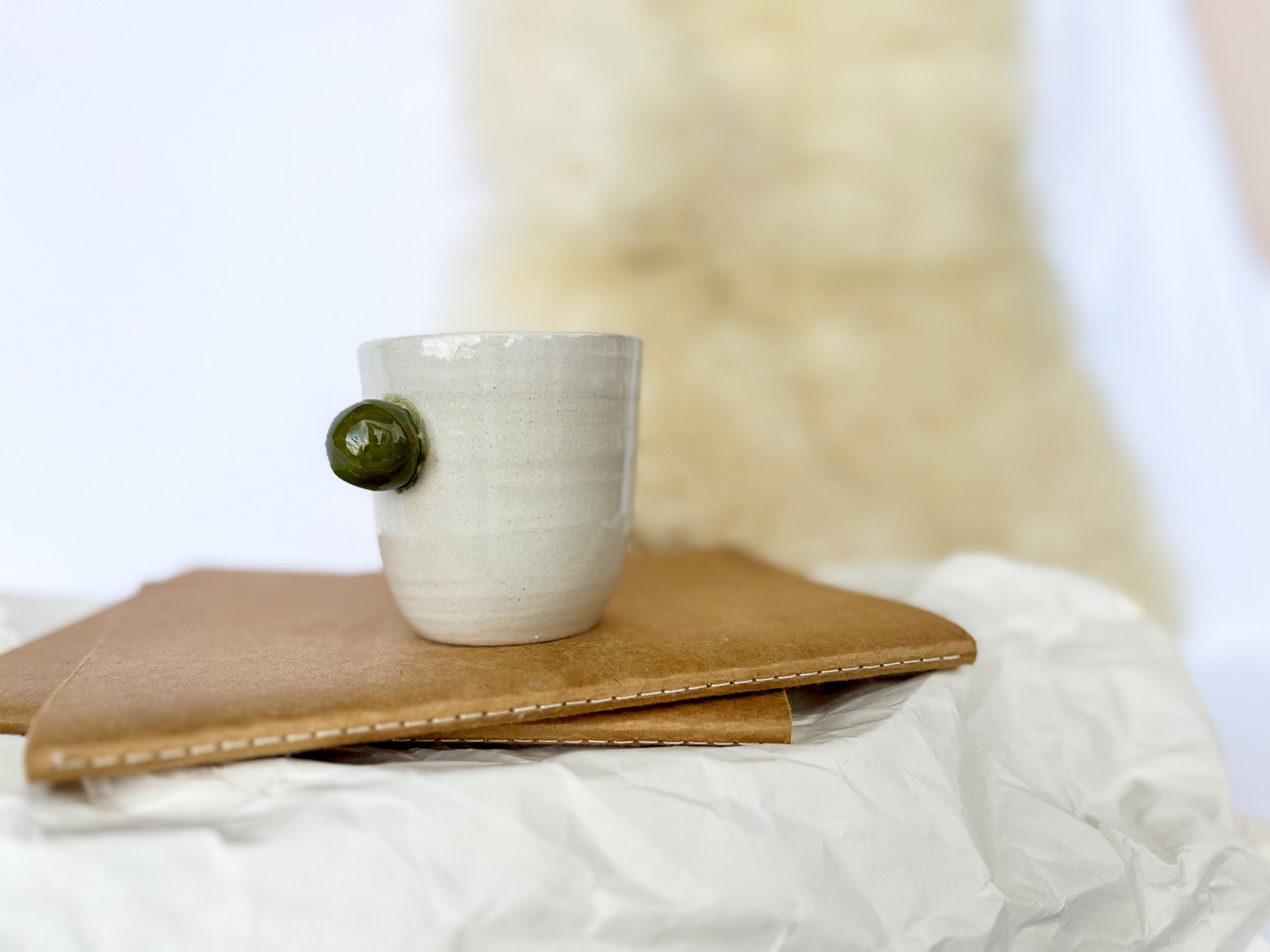 BELA skodelica z zeleno SREDNJA