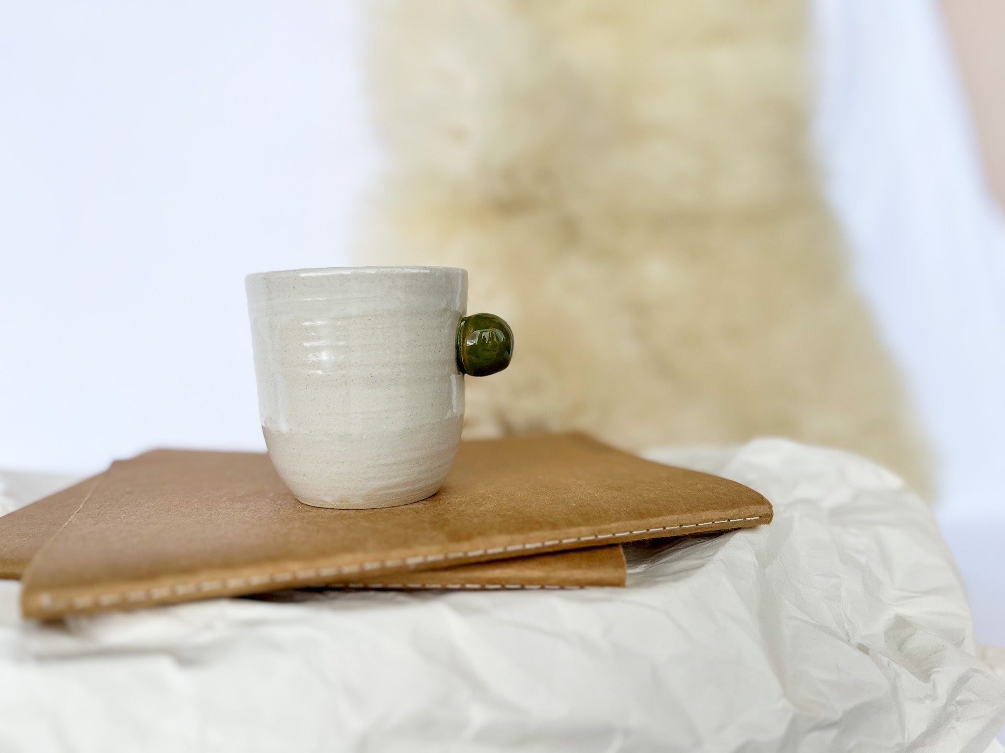 BELA skodelica z zeleno SREDNJA